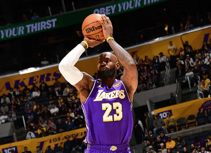 詹姆斯全场17中7，三分3中0得到17分4篮板10助攻8失误