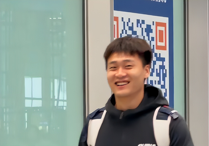 足球直播-男篮回国！赵睿廖三宁超开心，赵继伟竖大拇指，张镇麟李弘权畅谈|世预赛|比赛|全明星_新浪体育_新浪新闻